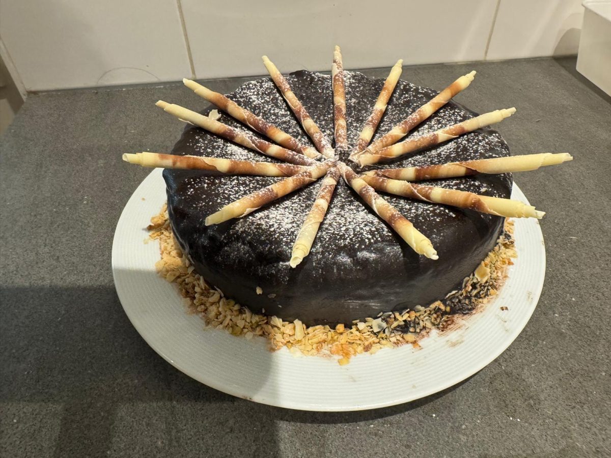Witte chocoladetaart met bruine chocolade glazuur