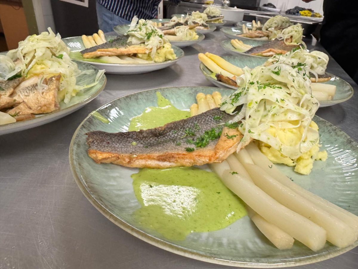 Zeebaars op de huid gebakken, asperges, venkellinten, waterkerssaus.