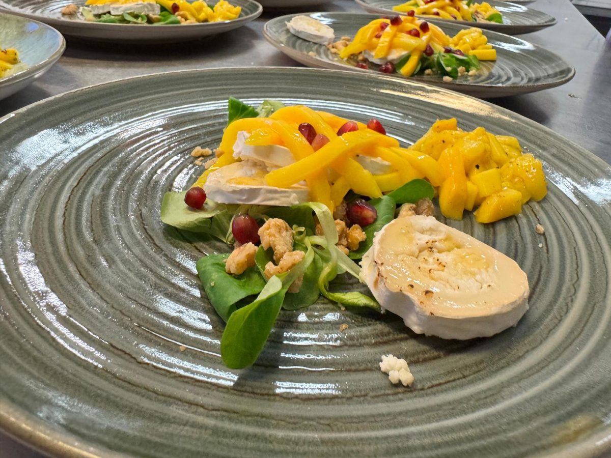 Tressage de mangue et son fromage de chèvre avec du miel